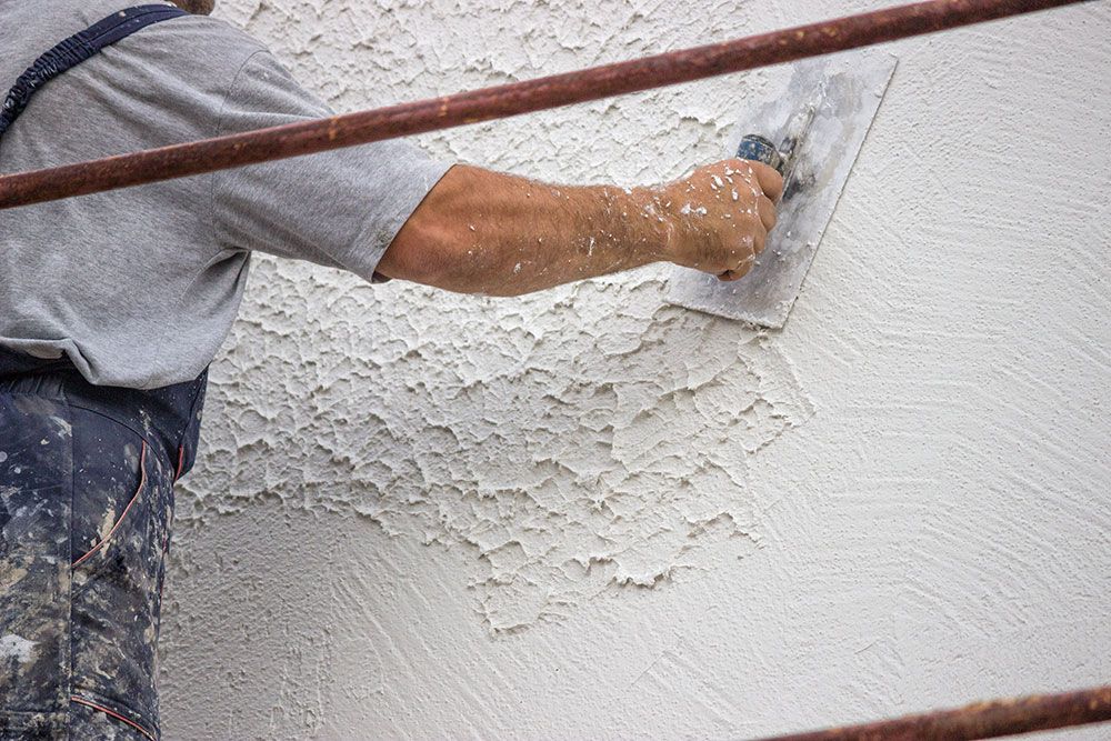 Eine Fassade wird verputzt